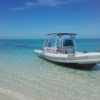 Notre Taxi-Boat au mouillage au bord de la plage.