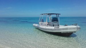 Notre Taxi-Boat au mouillage au bord de la plage.